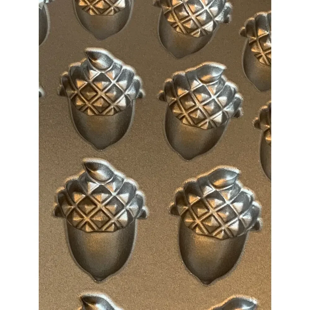 Nordic Ware USA Cast Aluminum ACORN CAKELET PAN 2 Cup Capacity 18 Cavities